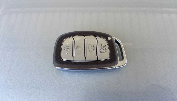 2020 Hyundai VENUE SX 1.0 (O) TURBO, Petrol, Manual, 39,810 km, Key Close Up