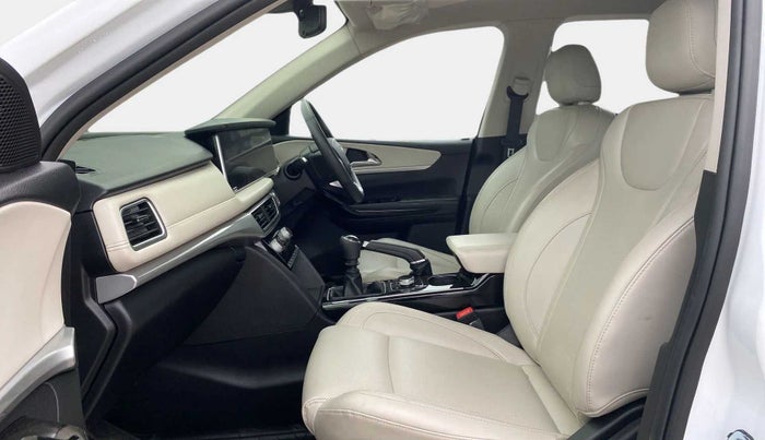 2023 Mahindra XUV700 AX 7 D MT 7 STR, Diesel, Manual, 11,257 km, Right Side Front Door Cabin