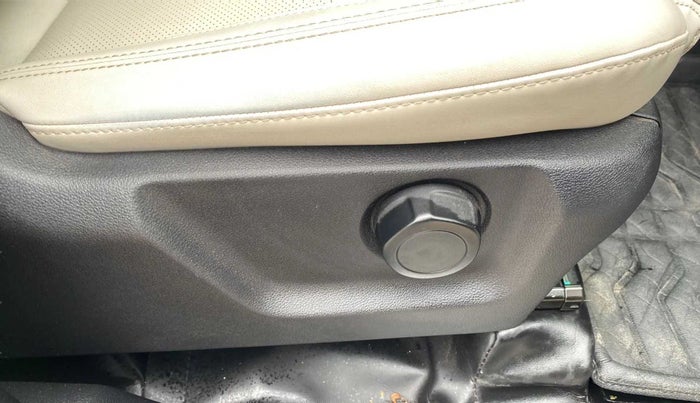 2023 Mahindra XUV700 AX 7 D MT 7 STR, Diesel, Manual, 11,257 km, Driver Side Adjustment Panel