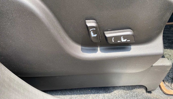 2019 Mahindra XUV500 W11 (O) AT, Diesel, Automatic, 64,319 km, Driver Side Adjustment Panel