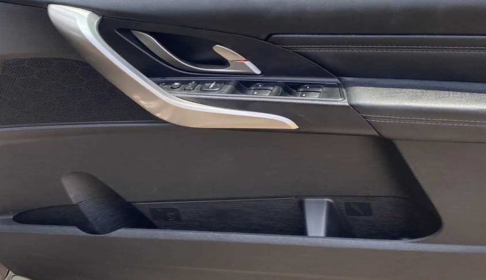 2019 Mahindra XUV500 W11 (O) AT, Diesel, Automatic, 64,319 km, Driver Side Door Panels Control