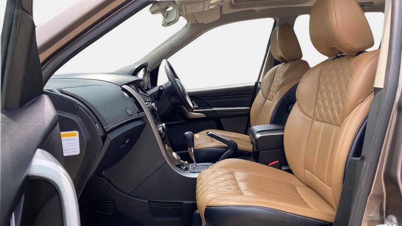 2019 Mahindra XUV500 W11 (O) AT, Diesel, Automatic, 64,319 km, Right Side Front Door Cabin