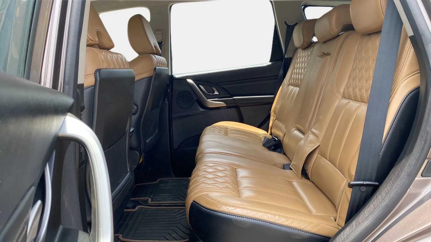 2019 Mahindra XUV500 W11 (O) AT, Diesel, Automatic, 64,319 km, Right Side Rear Door Cabin