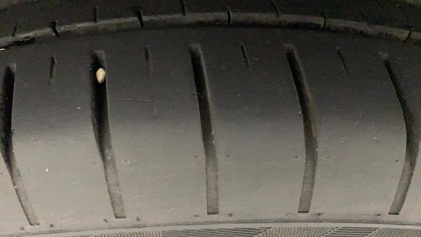 2022 Maruti Swift ZXI PLUS, Petrol, Manual, 26,933 km, Right Front Tyre Tread
