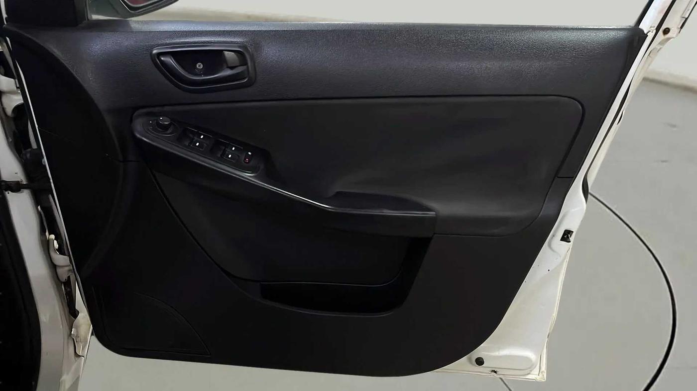 2015 Tata Bolt XMS REVOTRON, Petrol, Manual, 45,202 km, Driver Side Door Panels Control