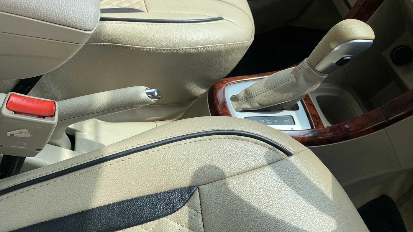 2017 Maruti Ertiga VXI AT, Petrol, Automatic, 24,634 km, Gear Lever