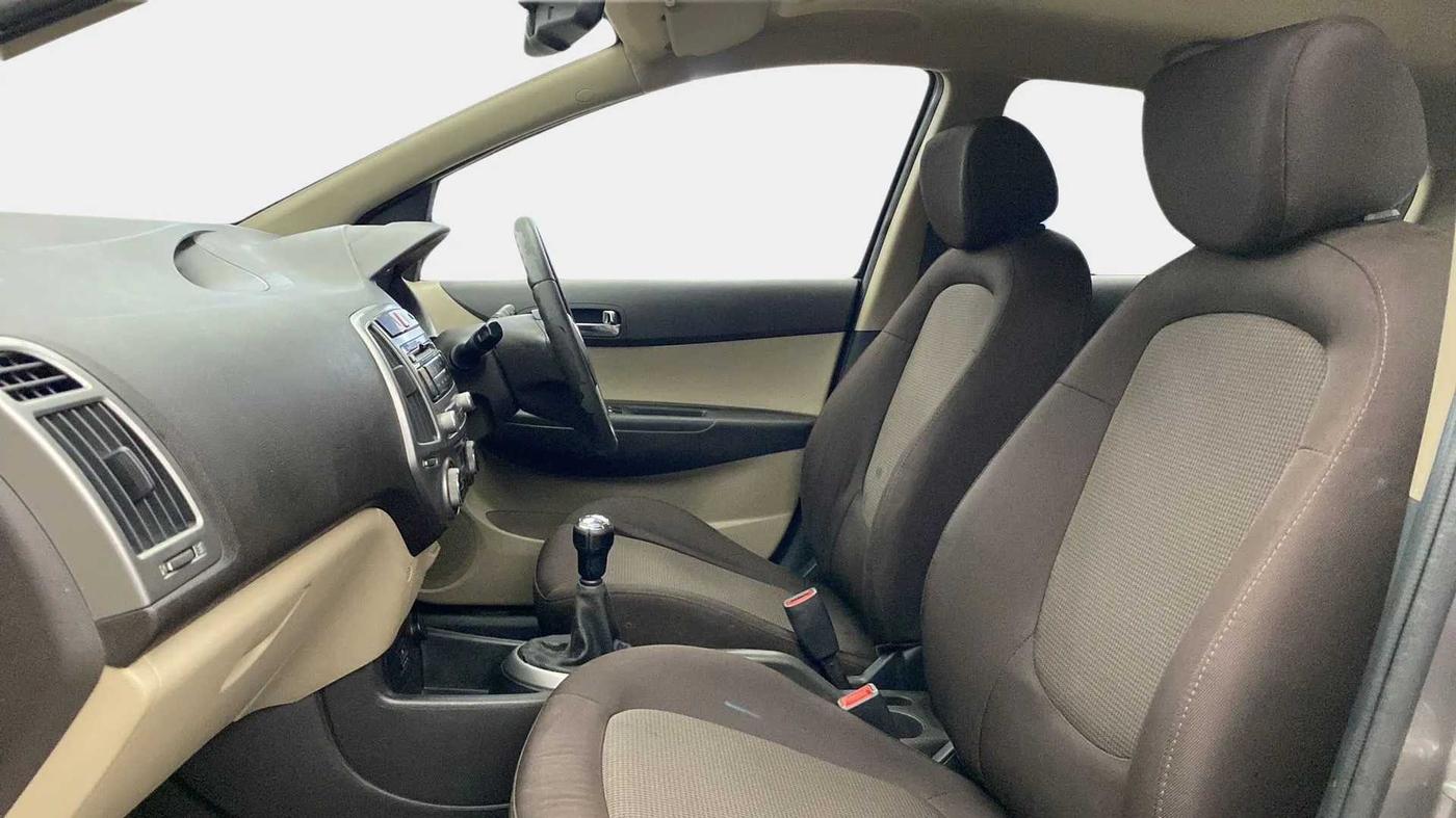 2013 Hyundai i20 SPORTZ 1.2, Petrol, Manual, 68,399 km, Right Side Front Door Cabin