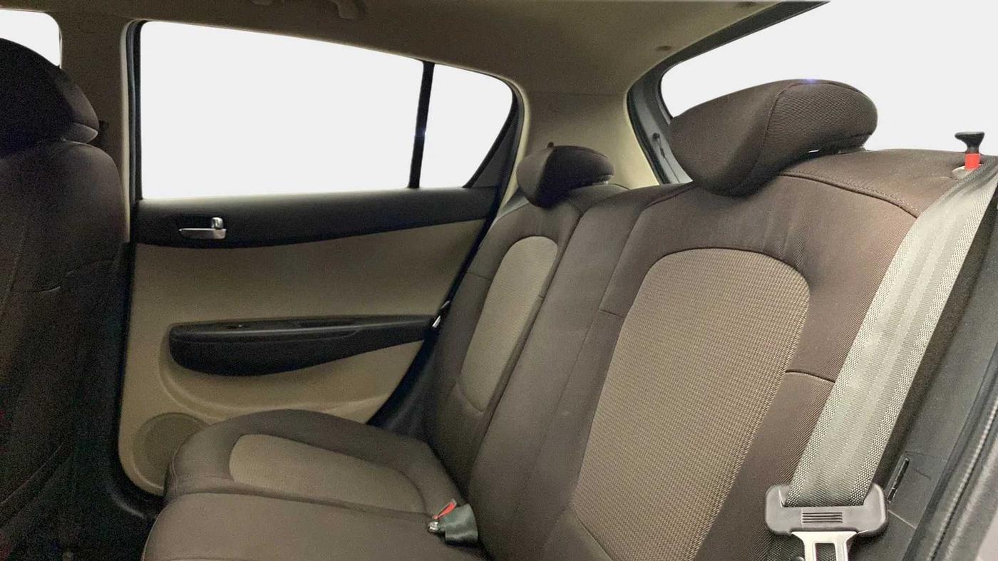 2013 Hyundai i20 SPORTZ 1.2, Petrol, Manual, 68,399 km, Right Side Rear Door Cabin