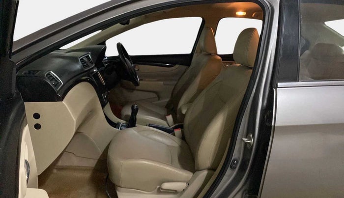 2015 Maruti Ciaz ZXI+, Petrol, Manual, 50,747 km, Right Side Front Door Cabin