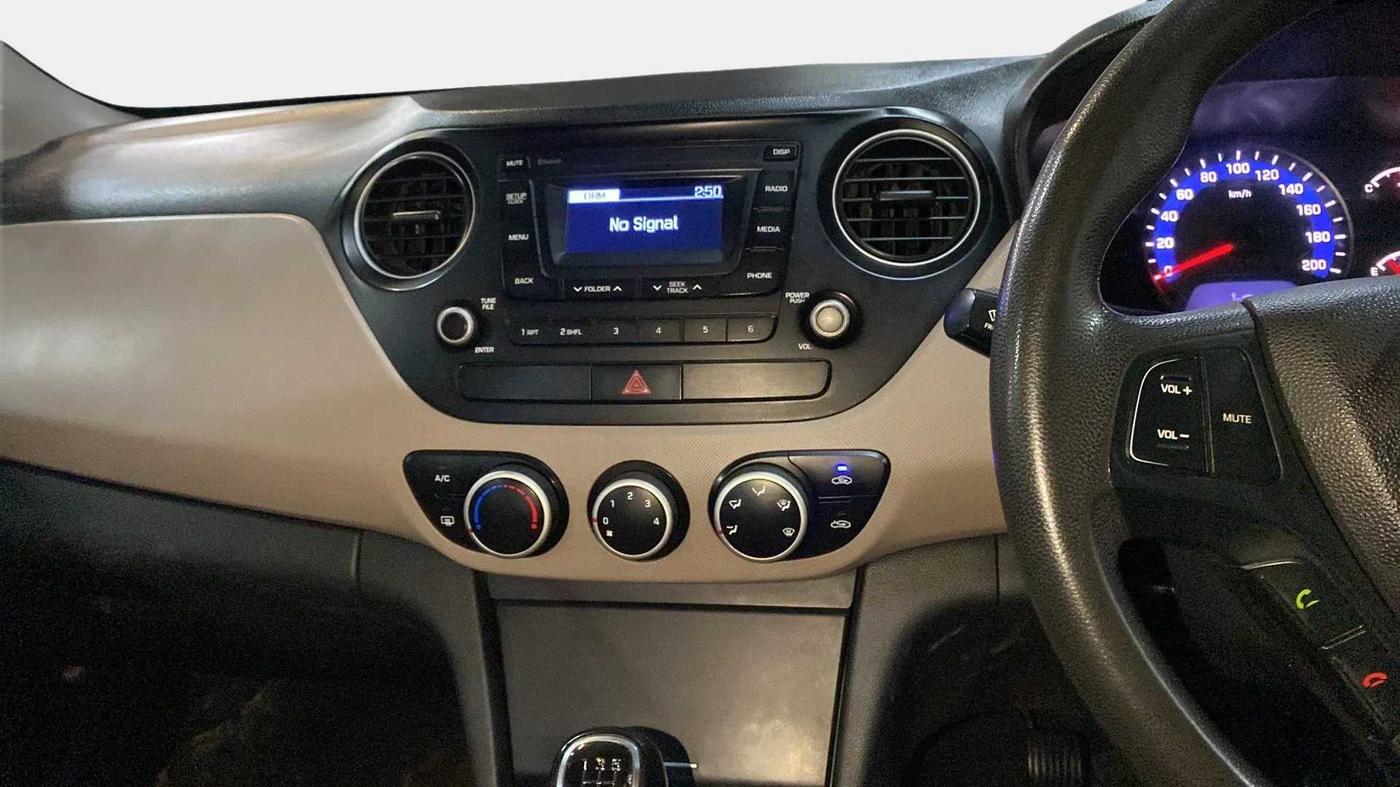 2017 Hyundai Xcent S 1.2, Petrol, Manual, 1,04,366 km, Air Conditioner