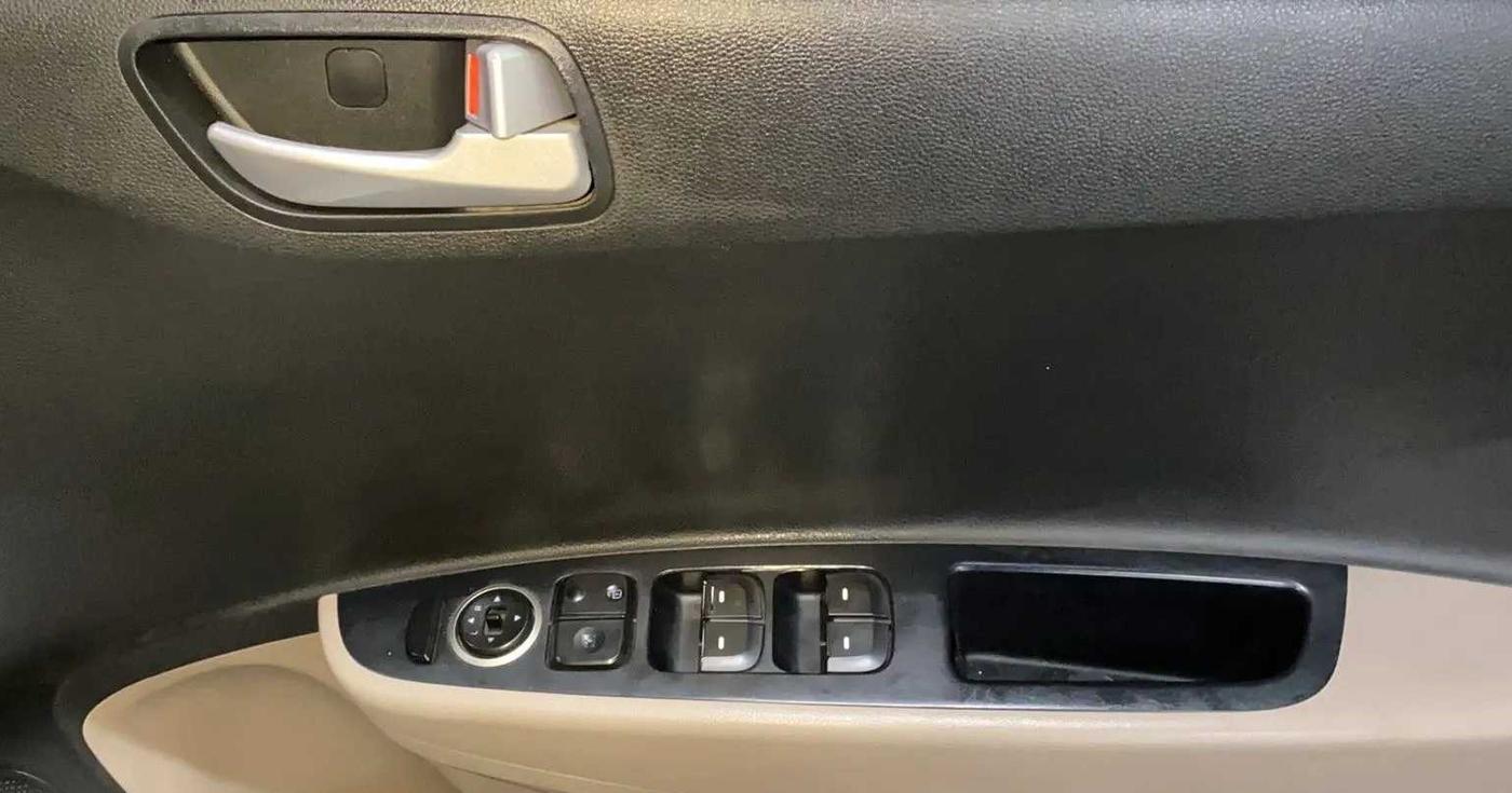 2017 Hyundai Xcent S 1.2, Petrol, Manual, 1,04,366 km, Driver Side Door Panels Control