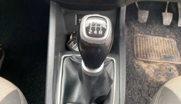 2017 Hyundai Elite i20 ASTA 1.2 (O), Petrol, Manual, 77,190 km, Gear lever - Knob cover torn
