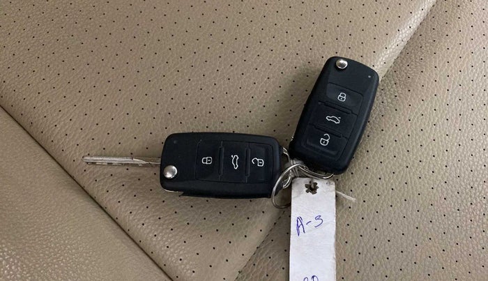 2016 Volkswagen Vento HIGHLINE 1.6 MPI, Petrol, Manual, 58,784 km, Key Close Up