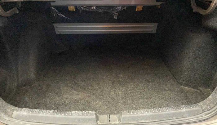 2016 Volkswagen Vento HIGHLINE 1.6 MPI, Petrol, Manual, 58,784 km, Boot Inside