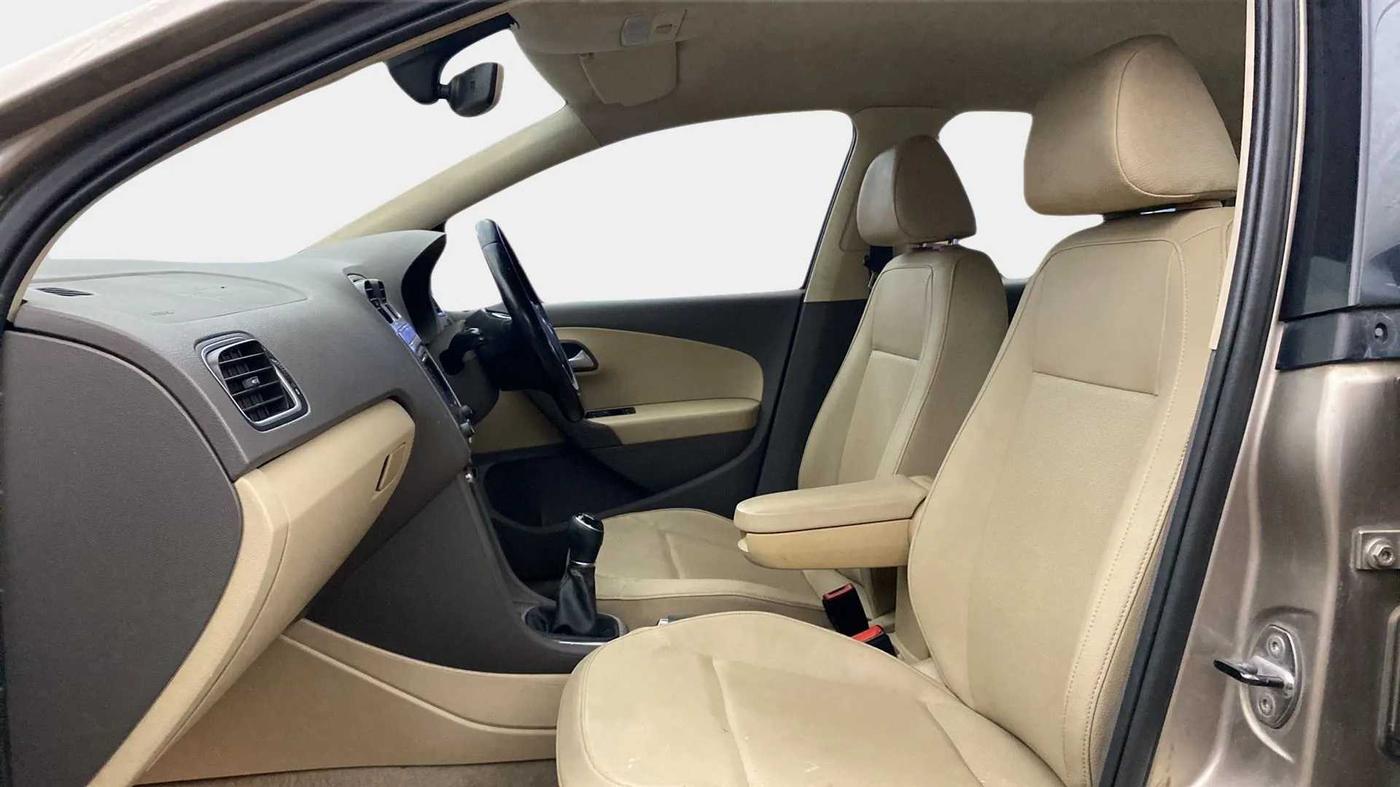 2016 Volkswagen Vento HIGHLINE 1.6 MPI, Petrol, Manual, 58,784 km, Right Side Front Door Cabin
