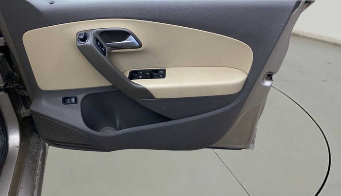 2016 Volkswagen Vento HIGHLINE 1.6 MPI, Petrol, Manual, 58,784 km, Driver Side Door Panels Control