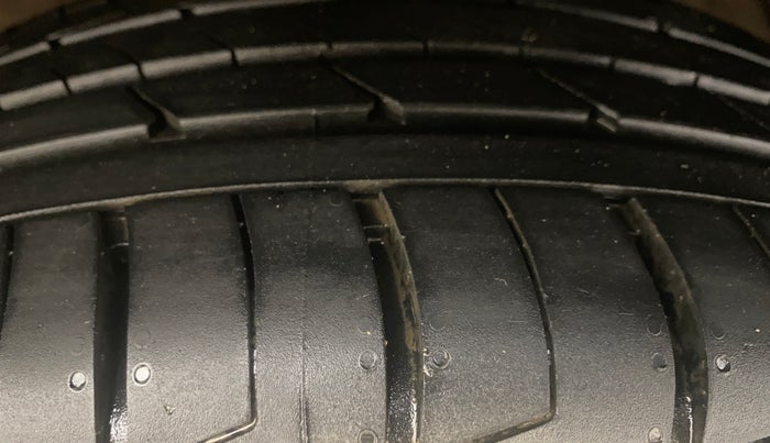 2021 Mahindra XUV300 W8 (O) 1.5 DIESEL, Diesel, Manual, 65,046 km, Left Front Tyre Tread