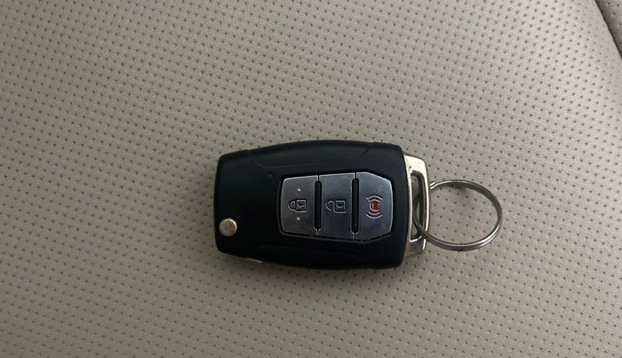 2021 Mahindra XUV300 W8 (O) 1.5 DIESEL, Diesel, Manual, 65,046 km, Key Close Up