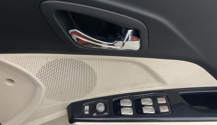 2021 Mahindra XUV300 W8 (O) 1.5 DIESEL, Diesel, Manual, 65,046 km, Driver Side Door Panels Control