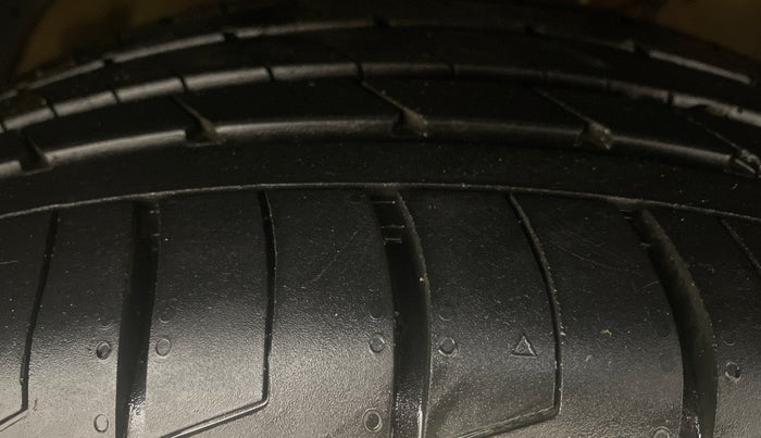 2021 Mahindra XUV300 W8 (O) 1.5 DIESEL, Diesel, Manual, 65,046 km, Right Front Tyre Tread