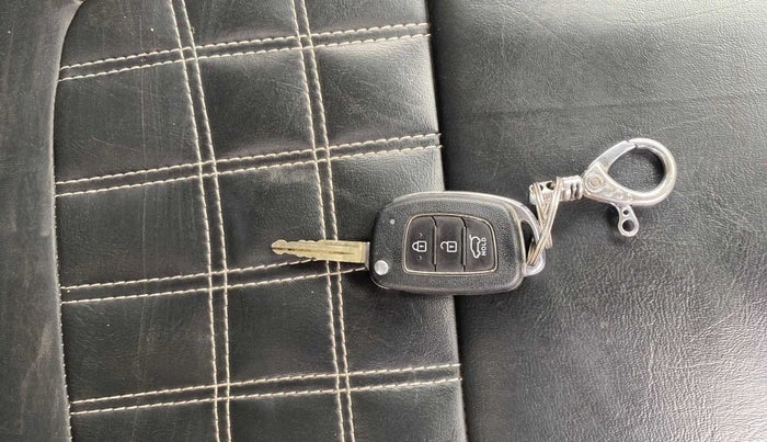 2020 Hyundai VENUE S 1.2, Petrol, Manual, 25,192 km, Key Close Up