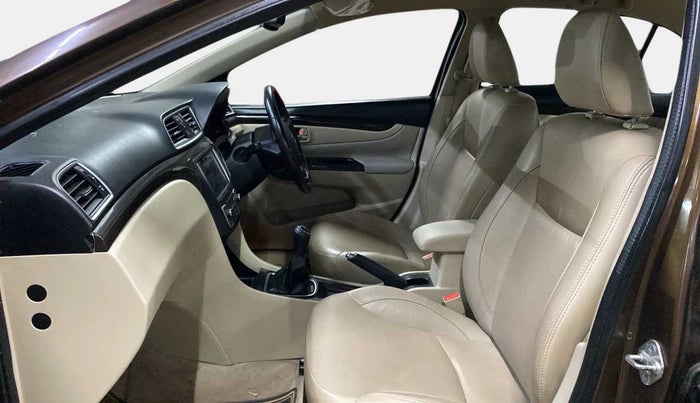 2015 Maruti Ciaz ZXI+, Petrol, Manual, 34,622 km, Right Side Front Door Cabin