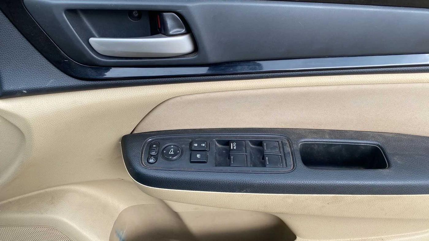 2018 Honda Amaze 1.2L I-VTEC S, CNG, Manual, 86,038 km, Driver Side Door Panels Control