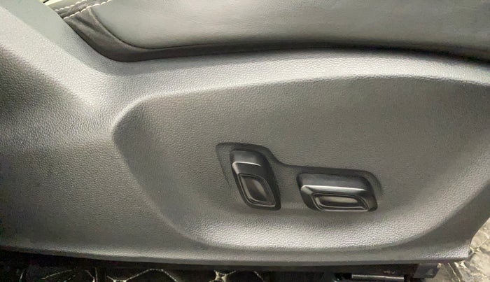 2022 MG ASTOR SAVVY 1.5 CVT, Petrol, Automatic, 13,163 km, Driver Side Adjustment Panel