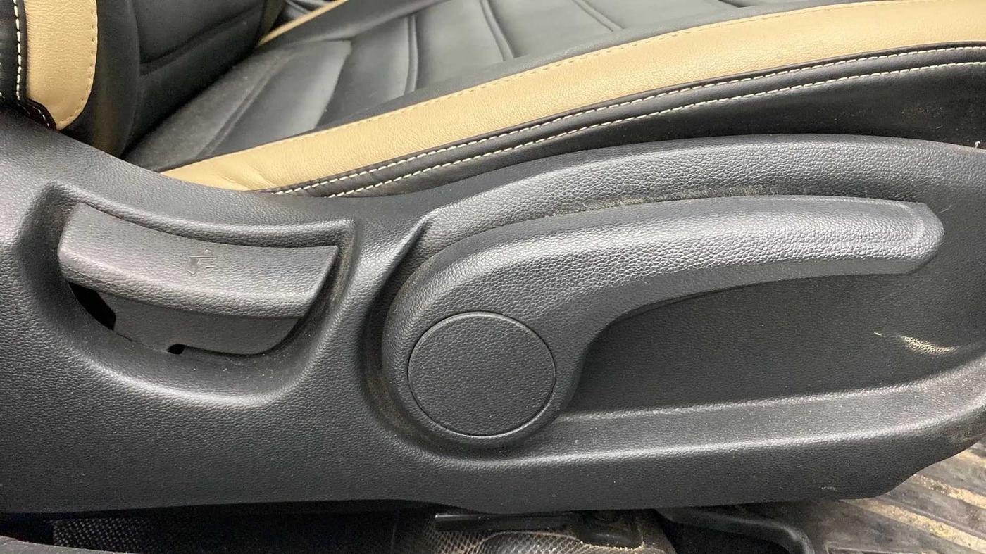 2018 Hyundai Elite i20 ASTA 1.2 (O), CNG, Manual, 35,000 km, Driver Side Adjustment Panel