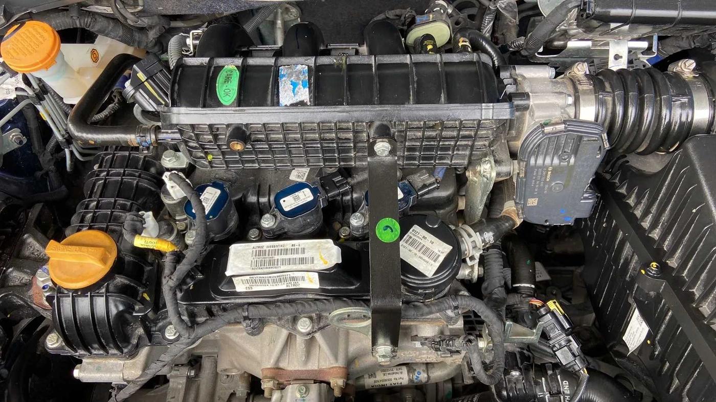 2024 Tata ALTROZ XZ PETROL, Petrol, Manual, 10,222 km, Open Bonet