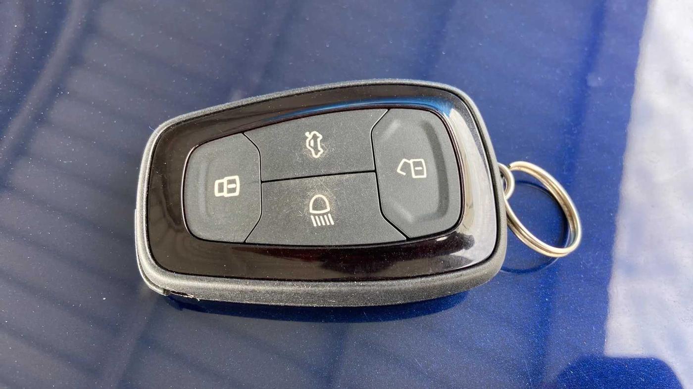 2024 Tata ALTROZ XZ PETROL, Petrol, Manual, 10,222 km, Key Close Up