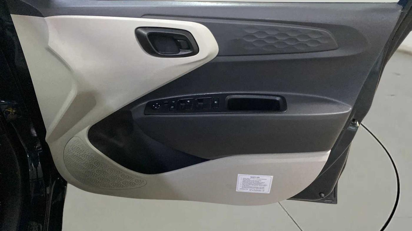 2022 Hyundai AURA S 1.2 CNG, CNG, Manual, 933 km, Driver Side Door Panels Control