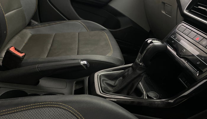 2022 Skoda KUSHAQ STYLE 1.0L TSI AT (6 AIRBAGS), Petrol, Automatic, 24,434 km, Gear Lever