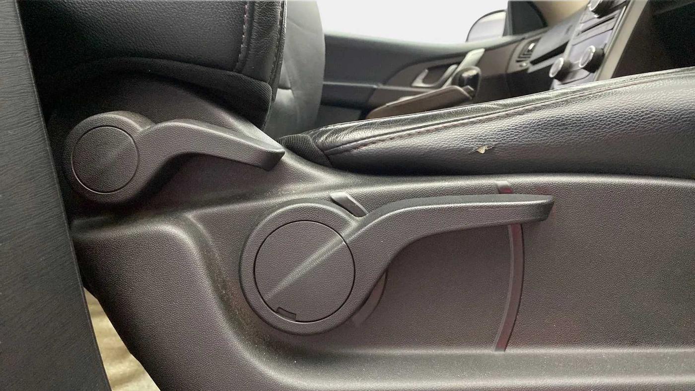 2015 Mahindra XUV500 W8, Diesel, Manual, 86,657 km, Driver Side Adjustment Panel