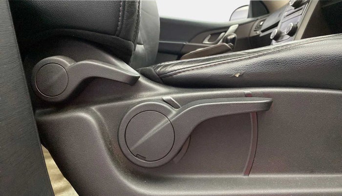 2015 Mahindra XUV500 W8, Diesel, Manual, 86,657 km, Driver Side Adjustment Panel