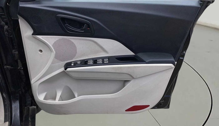 2020 Mahindra XUV300 W6 1.5 DIESEL, Diesel, Manual, 79,589 km, Driver Side Door Panels Control