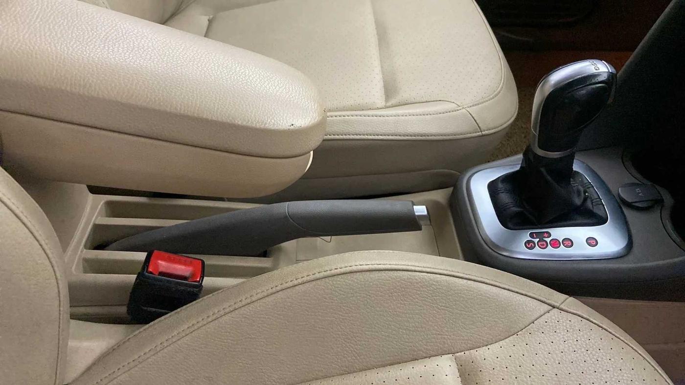 2016 Volkswagen Vento HIGHLINE PETROL AT, Petrol, Automatic, 80,307 km, Gear Lever