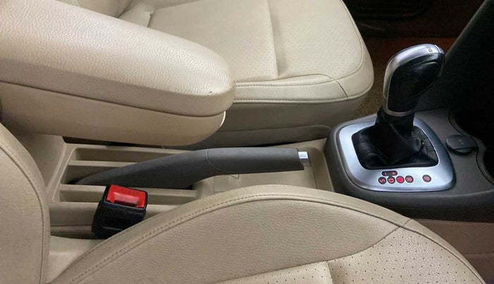 2016 Volkswagen Vento HIGHLINE PETROL AT, Petrol, Automatic, 80,307 km, Gear Lever