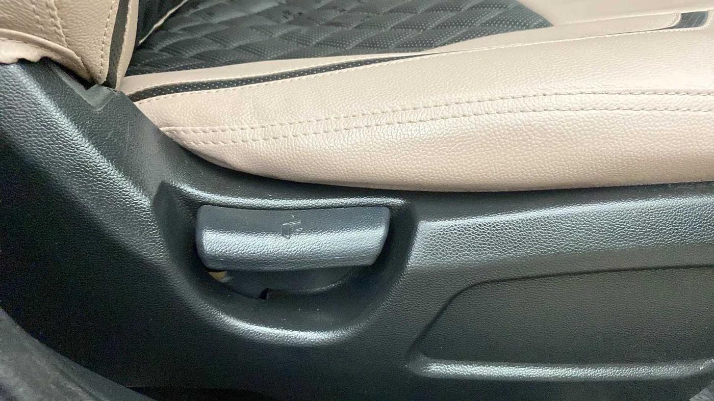 2019 Hyundai Elite i20 MAGNA PLUS 1.2, Petrol, Manual, 73,346 km, Driver Side Adjustment Panel