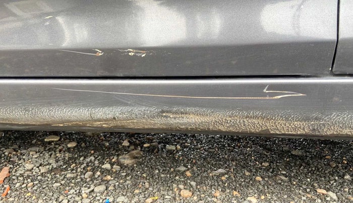2017 Maruti Swift VXI, Petrol, Manual, 33,030 km, Left running board - Minor scratches