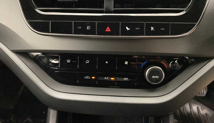 2019 Tata Harrier XT 2.0L KRYOTEC DARK EDITION, Diesel, Manual, 52,297 km, AC Unit - Directional switch has minor damage