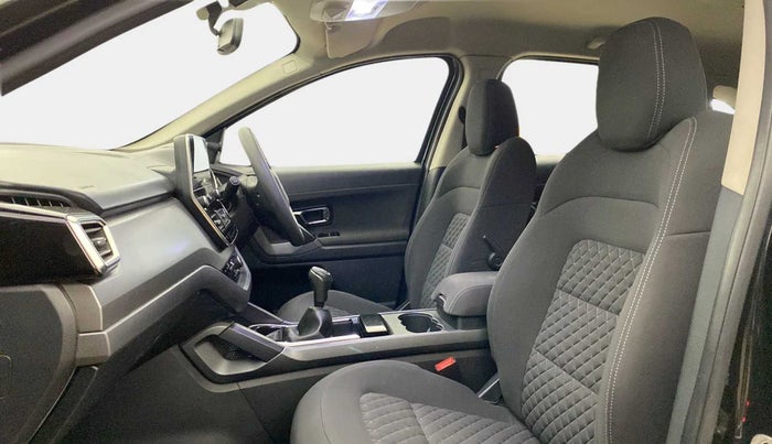 2019 Tata Harrier XT 2.0L KRYOTEC DARK EDITION, Diesel, Manual, 52,297 km, Right Side Front Door Cabin