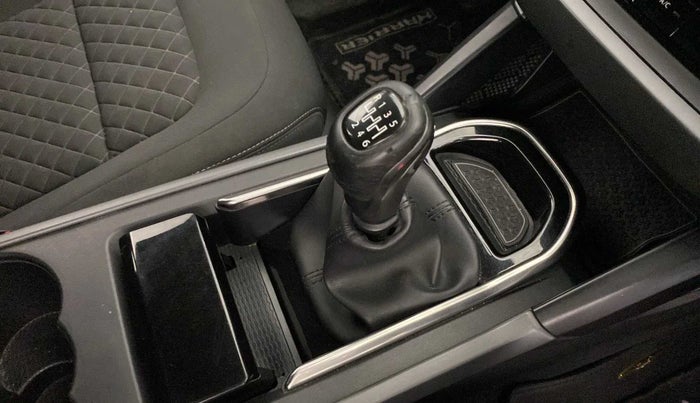2019 Tata Harrier XT 2.0L KRYOTEC DARK EDITION, Diesel, Manual, 52,297 km, Gear lever - Knob cover torn