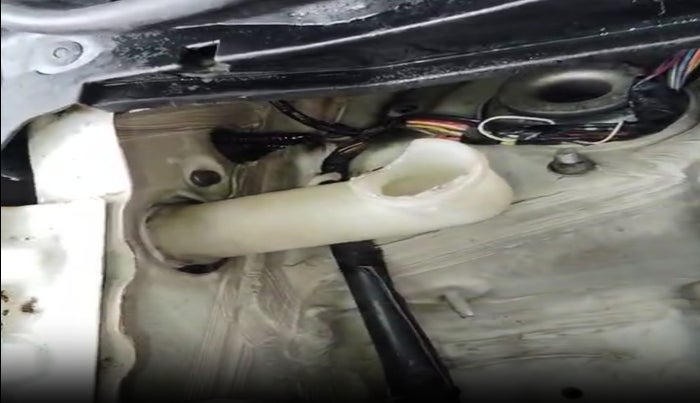 2013 Maruti Wagon R 1.0 LXI, Petrol, Manual, 72,574 km, Front windshield - Wiper bottle cap missing