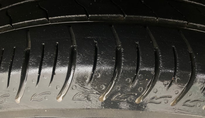 2014 Maruti Ertiga VXI, Petrol, Manual, 1,05,538 km, Right Front Tyre Tread