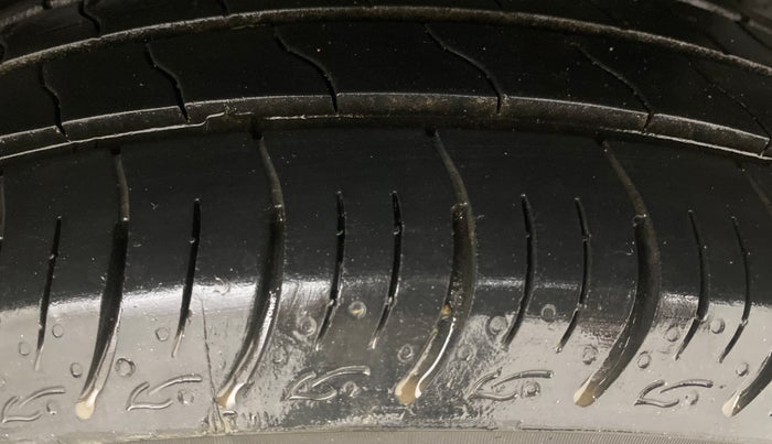 2014 Maruti Ertiga VXI, Petrol, Manual, 1,05,538 km, Left Rear Tyre Tread