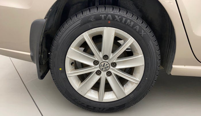 2016 Volkswagen Vento HIGHLINE 1.6 MPI, Petrol, Manual, 1,25,059 km, Right Rear Wheel