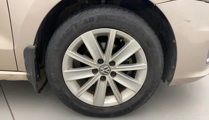 2016 Volkswagen Vento HIGHLINE 1.6 MPI, Petrol, Manual, 1,25,059 km, Right Front Wheel