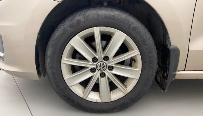 2016 Volkswagen Vento HIGHLINE 1.6 MPI, Petrol, Manual, 1,25,059 km, Left Front Wheel