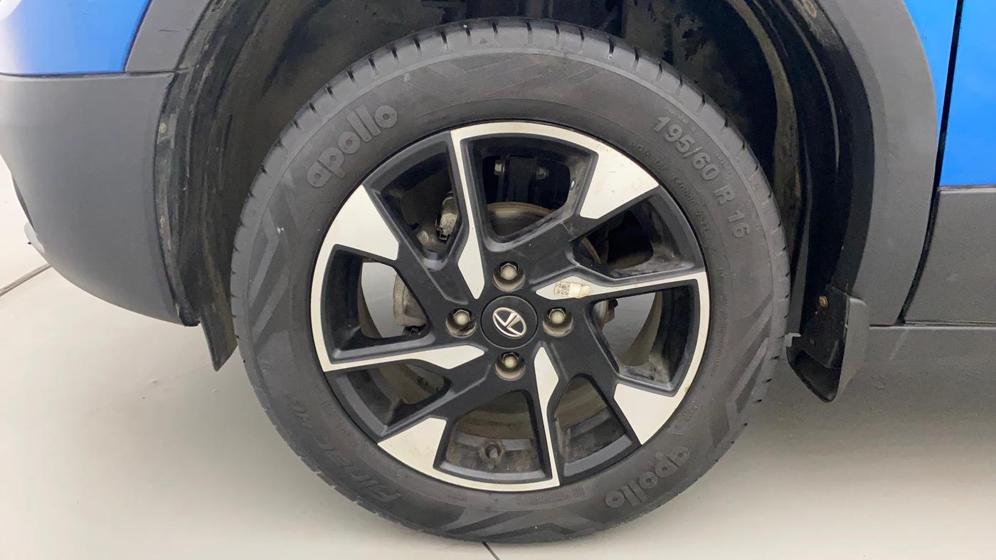 2022 Tata PUNCH CREATIVE  1.2 RTN DUAL TONE, Petrol, Manual, 22,932 km, Left Front Wheel